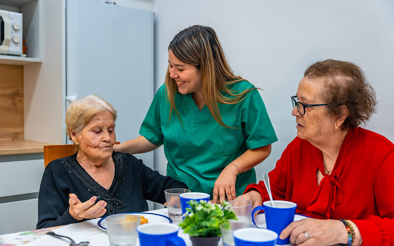 los beneficios de tener cuidadora para un adulto mayor